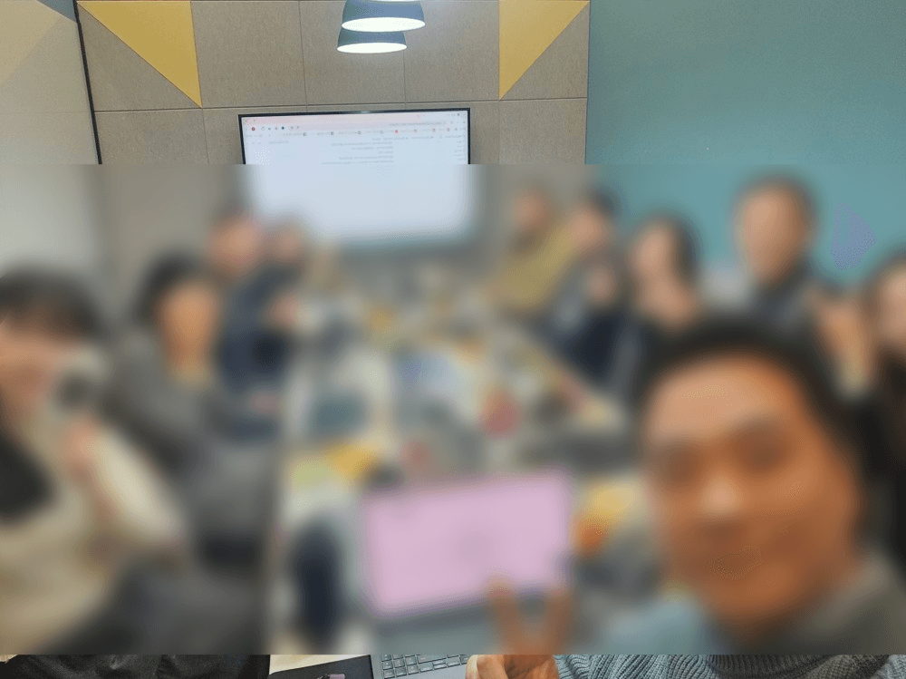 용팀장 오프라인 강의실 — 각자의 상품을 가져와 같이 고치는 자리