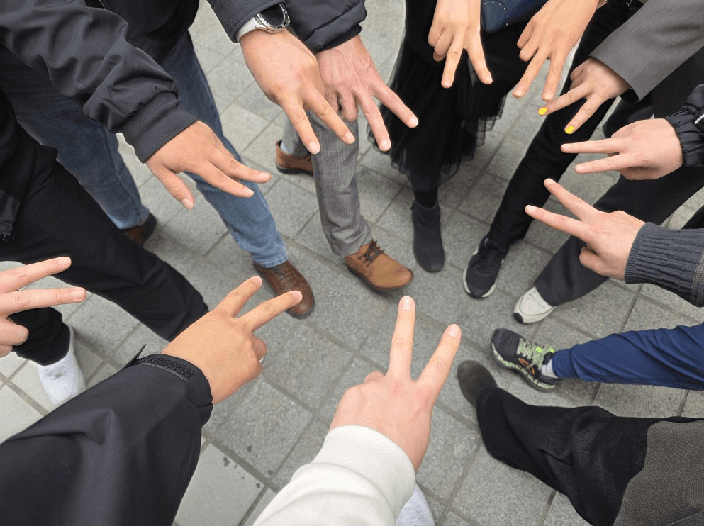 용팀장 스터디 수강생들의 손모음 — 혼자 끙끙 앓던 사람들이 같이 시작하는 순간
