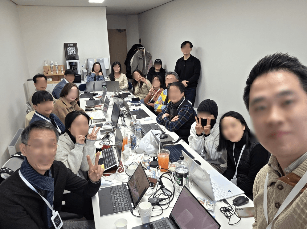 용팀장 오프라인 스터디 모임 — 노트북을 둘러앉아 실습하는 매월 모임